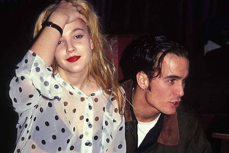Drew Barrymore verriet einst, dass sie sich 1992 die Brüste verkleinern ließ. Dieses Bild ist aus dem Jahr 1990. Laut der We...