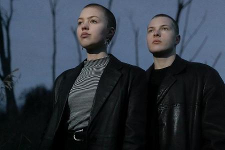 Gabriel Kelly singt seinen ersten Solo-Song mit Schwester Helen.