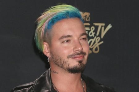 J Balvin ist ein kolumbianischer Musiker und durchaus experimentierfreudig, was sein Haarstyling anbelangt. Selbst vor Regen...