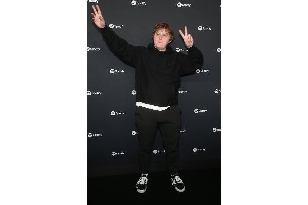 Lewis Capaldi schloss sich den Demonstrierenden im schottischen Edinburgh an. Schwarz gekleidet und mit Hoodie und Corona-Ma...