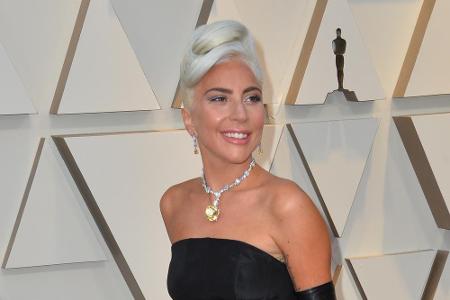 Lady Gaga wird ebenfalls von der LGBT-Community gefeiert. Als Dankeschön tritt sie regelmäßig auf Pride-Paraden und LGBT-Dem...