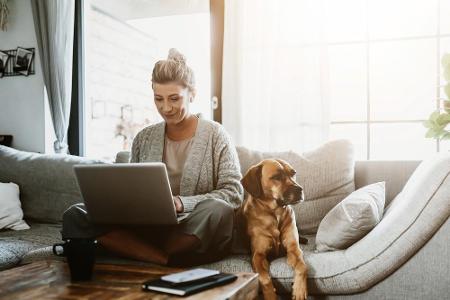 Wer im Homeoffice arbeitet, kann am Morgen nicht nur ein paar Minuten länger schlafen. Auch die gewohnte Umgebung und die en...