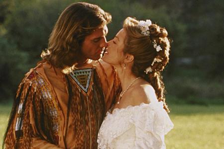 Unterstützung findet sie in Aussteiger Byron Sully, der schließlich ihre große Liebe wird.