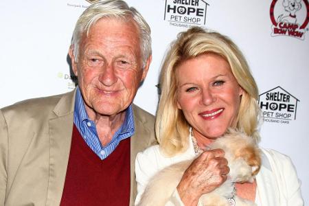 Er war in dritter Ehe mit seiner Schauspielkollegin Alley Mills (69) verheiratet. Die beiden spielten auch in der Serie ein ...