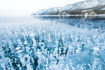 Der Baikalsee liegt in Russland, genauer gesagt in Sibirien. Mit einer Tiefe von 1.642 Metern ist er der tiefste Süßwasserse...