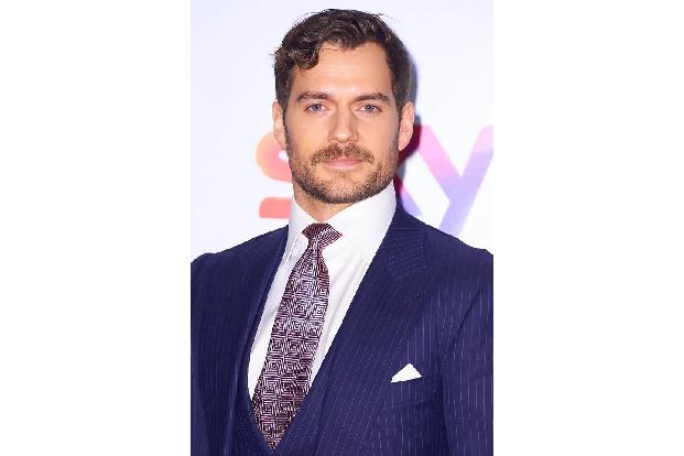 Armer Henry Cavill! Für kurze Zeit stand auf der Wikipedia-Seite des Stars, er sei am 3. März 2018 verstorben. Diesem Gerüch...