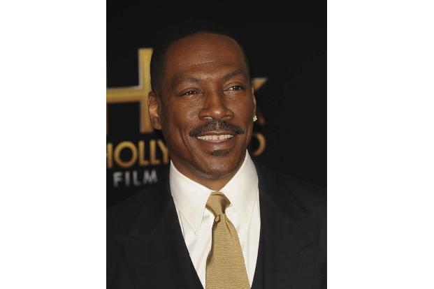 ...saß Eddie Murphy einfach nur aus, nachdem behauptet worden war, er sei 2017 bei einem Autounfall ums Leben gekommen. Das ...