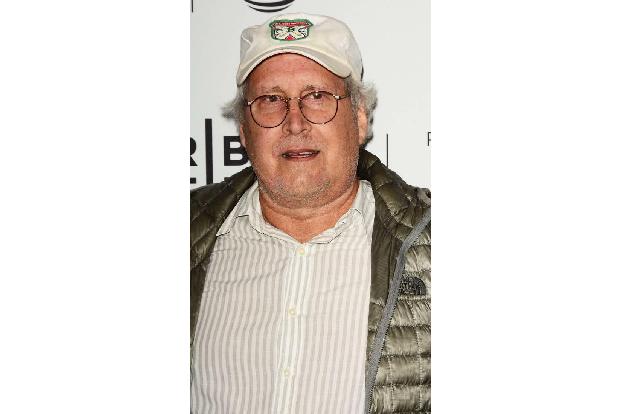 ...ist auch Chevy Chase, obwohl der Komiker im Januar 2016 von 'Breaking 13 News' totgesagt wurde. Chevy dreht jedoch weiter...