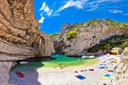 Mit dem Kieselstrand Stiniva auf der Insel Vis hat Kroatien einen der schönsten Strände Europas.