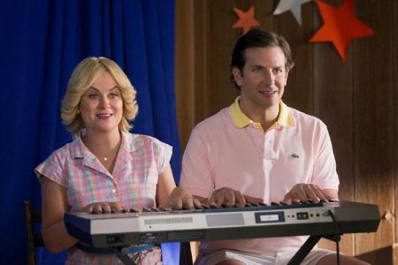 Amy Poehler und Bradley Cooper als debile Betreuer im Ferienlager. 