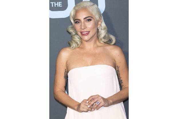 ...wird schließlich allerdings Lady Gaga bestreiten: Ihr wird die Ehre zuteil, beim offiziellen Festakt die Nationalhymne zu...