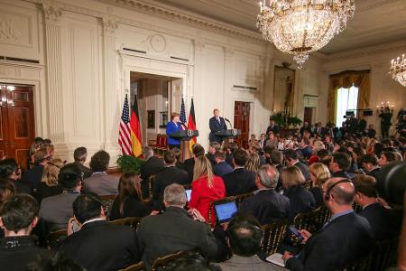 Der East Room ist der größte Raum im Weißen Haus. Er wird für Zeremonien und große Pressekonferenzen, wie hier mit Bundeskan...