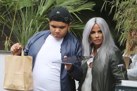 ...er ist nicht der einzige Star, dessen Nachwuchs mit einem schweren Leiden zu kämpfen hat. Harvey, der Sohn von Katie Pric...