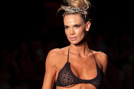 Apropos immer kürzer: Auch in der Bademode zeichnete sich 2020 ein ähnlicher Trend ab. Bikinioberteile mit 