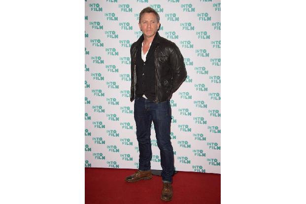 Die Probleme gingen jedoch weiter. Im May verletzte sich Daniel Craig am Knöchel, musste sich einer OP unterziehen und für z...