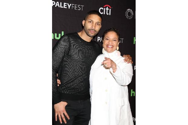 ...Dr. Catherine Avery sagen würde? Na ja, die, oder besser gesagt Debbie Allen vergnügte sich sowieso lieber mit ihrem Sohn...