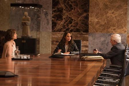 Lara wird zu Ana Miller (Kristin Scott Thomas) und Mr. Yaffe (Derek Jacobi) zitiert.