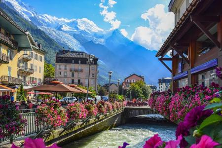 Platz 16: In Frankreich - im Bild der Fluss Arve und das Mont-Blanc-Massiv vom Zentrum von Chamonix aus gesehen - lebt es si...