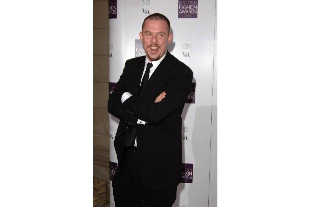 ...2010 verstorbener Kollege Alexander McQueen hatte dagegen eher etwas für Hunde übrig: Zwar hinterließ er einen Großteil s...