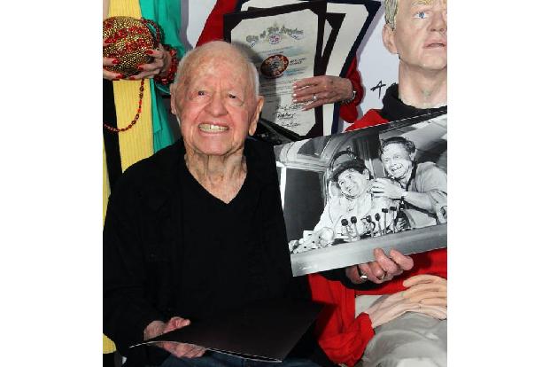 ...nutzen ihr Testament zu später Rache. Als Hollywoodlegende Mickey Rooney 2014 im Alter von 93 Jahren starb, blickte er au...