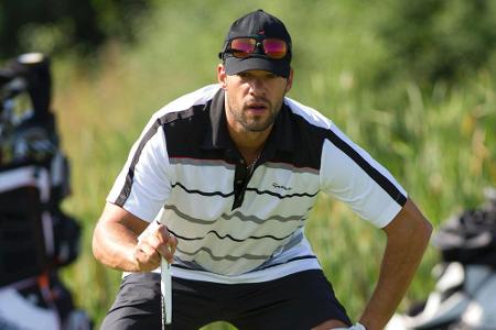 Während die Schuhe am Nagel hängen, schlüpft Ballack in diverse Rollen, tritt unter anderem als Botschafter, anerkannter TV-...