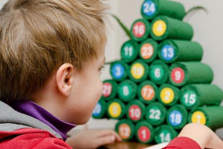Der Weihnachtsbaumkalender besteht aus Toilettenpapierrollen.