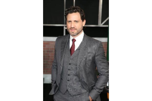 Die zweite Staffel beschäftigte sich dann mit dem Mord an Modeschöpfer Gianni Versace, verkörpert von Edgar Ramirez. Beide S...