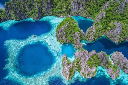 Die Lagunen der Philippinen zählen zu den schönsten der Welt. Auf der Insel Coron befindet sich die Twin Lagoon. Diese beste...