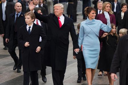 Melania Trump wählte für die Amtseinführung ihres Mannes, US-Präsident Donald Trump, im Januar 2017 ein hellblaues Outfit de...