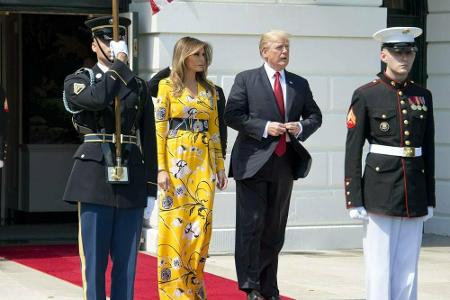 Den Premierminister von Indien begrüßte Melania Trump im Juni 2017 in einer leuchtend gelben Robe von Emilio Pucci.