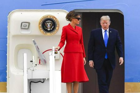 Ihren Paris-Besuch im Juli 2017 startete Melania Trump in einem feuerroten Ensemble aus Glockenrock und Blazer von Dior.