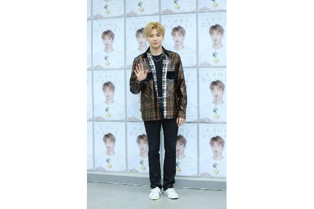 Drei Jahre hielt sich der Papst an der Spitze, bevor die Fans des K-Pop-Stars Kang Daniel 24 Minuten schneller bei der Milli...