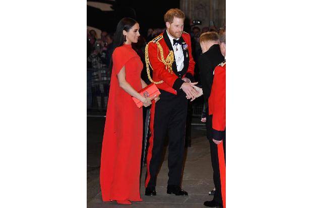 …Meghan Markle und Prinz Harry ihr Debüt als Herzog und Herzogin von Sussex. Das damals noch königliche Paar halbierte die Z...