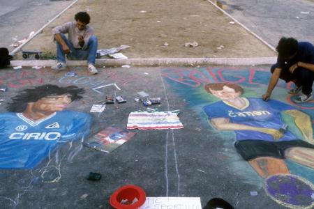 1984 nutzt Napoli die Chance und lockt Maradona für 24 Millionen DM in die Serie A. Dort erreicht der Edeltechniker, nicht z...