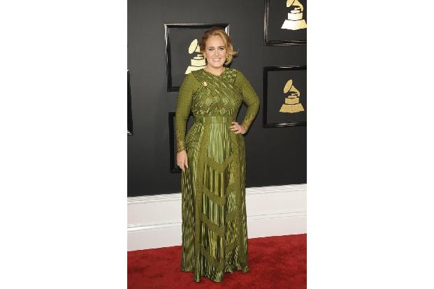 ...Adele, denn die teilte nur zu gerne lustige Anekdoten über kleine Unfälle im Vollrausch und faszinierende Fakten. So verr...