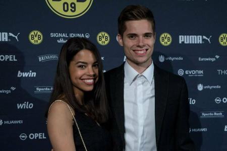 Fußballstar Julian Weigl und seine Freundin Sarah Richmond gaben sich einen Tag vor seinem 25. Geburtstag im September in Po...