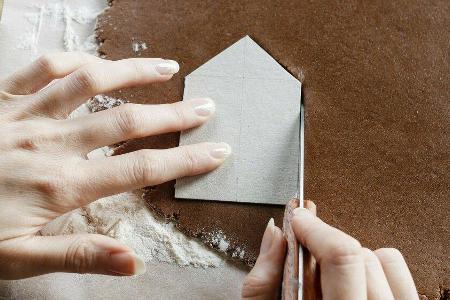 Schablonen helfen beim Zuschneiden der Elemente.