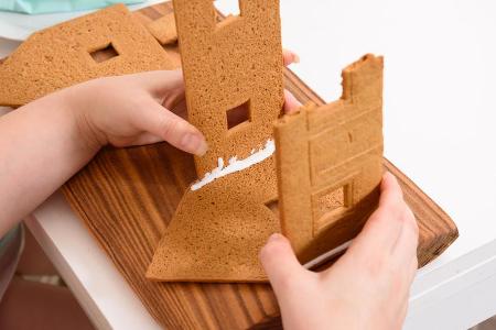 Beim Zusammenkleben der Elemente ist Geduld gefragt.