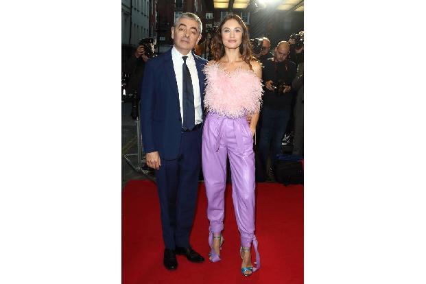 ...Olga Kurylenko an seiner Seite. Die zeigte sich in einem abenteuerlichen Dress, das wie eine Hommage an die farbenfrohen ...