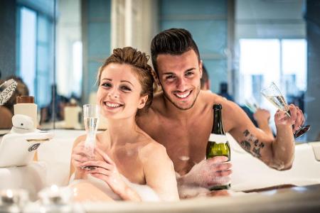 Draußen ist es kalt und nass? Dann nichts wie ab in die Badewanne. Am 5. Dezember wird weltweit der Badewannen-Party-Tag gef...