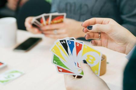 Wer nach den stressigen Weihnachtsfeiertagen Entspannung sucht, kann es am 28. Dezember gemütlich mit dem Tag des Kartenspie...