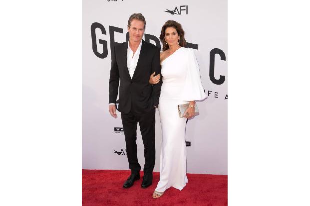 …Paar ist glücklich verheiratet und das seit genau 20 Jahren. 1998 gaben sich das Supermodel Cindy Crawford und der Geschäft...