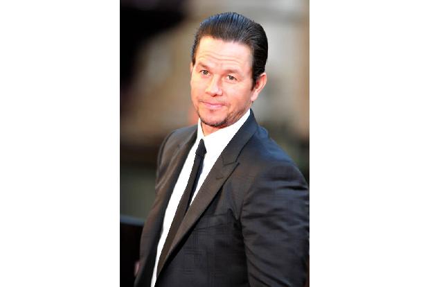 ...Mark Wahlberg war einmal ein schlimmer Finger: Mit 16 versuchte er einen Lebensmittelladen auszurauben und griff dabei zw...