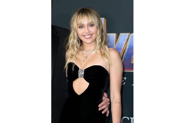 Miley Cyrus erleichtert Fotografen auch schon mal um ihr Arbeitsgerät. Als ein aufdringlicher Klatschreporter Bilder von ihr...