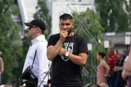 Er ist der laute und aggressive Anführer der deutschen Verschwörungstheoretiker: Kochbuchautor Attila Hildmann protestiert s...