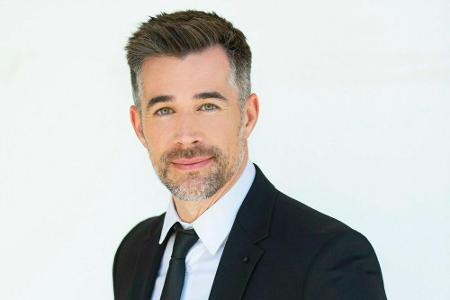 Ein weiteres bekanntes Gesicht: Oliver Sabel (Jo Weil), der weiterhin als Model Erfolge feiert. Auch seine Tante...