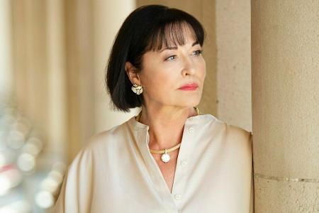 Einen besonderen Auftritt wird DIE Serien-Intrigantin schlechthin haben: Clarissa von Anstetten (Isa Jank) kehrt zur Serie z...