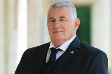 Robert Verhoven ist Patriarch und Modezar. Er ist Eigentümer des internationalen Modeunternehmens Verhoven und führt es mit ...