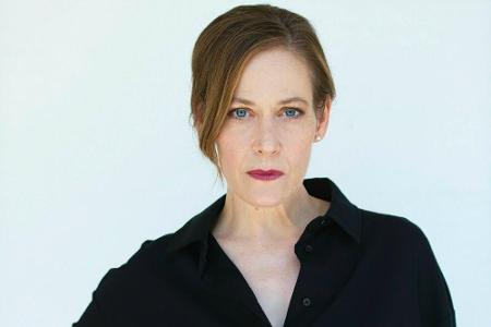 Eva Verhoven (Stephanie Japp) steht ihm dabei zur Seite.