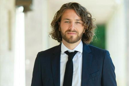 Alexander Verhoven (Frederik Götz) ist der älteste Sohn von Modezar Robert, stellvertretender CEO des Labels 